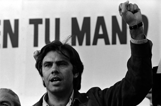 Felipe Gonzalez levanta el puño en un mitin electoral en 1977, en el estadio de f¿tbol General Moscardo de Usera, en Madrid.